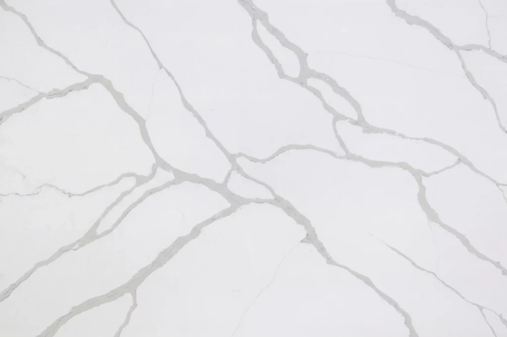 Acabado Solid Surface Betacryl Artic White disponible para muebles de baño a medida Randal. Superficie uniforme de estética limpia para proyectos profesionales de baño.